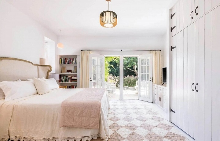 Rustikální prázdninový dům herečky Drew Barrymore poblíž New Yorku je na prodej.