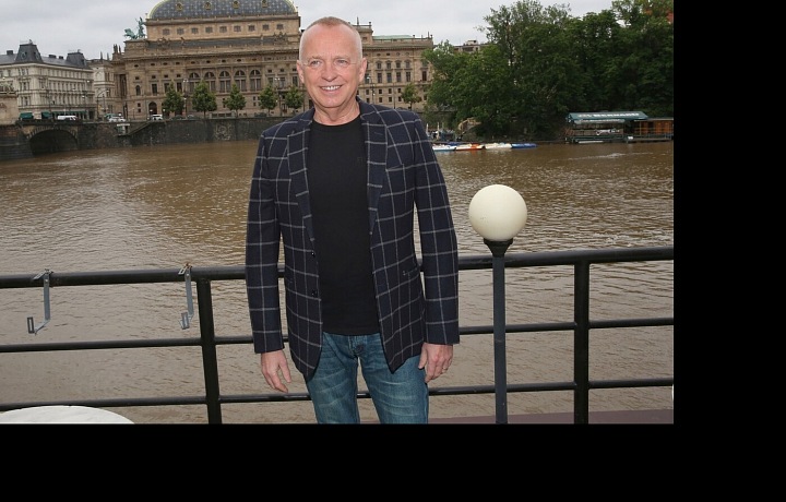 Výrazného saka se muži nemusí bát