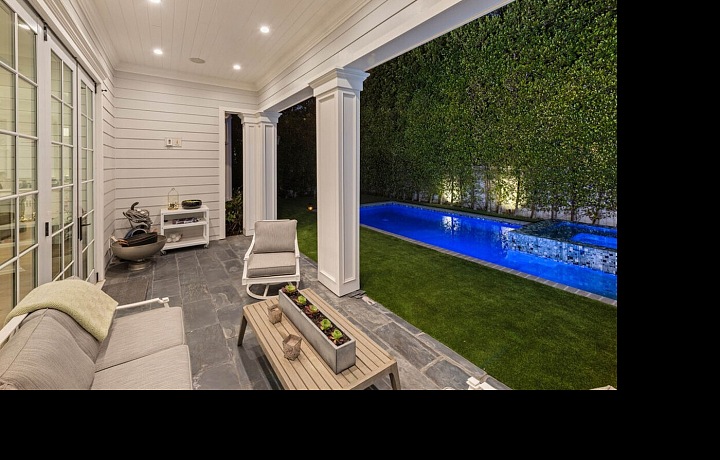 Čeká vás krytá terasa se snadno přístupným bazénem