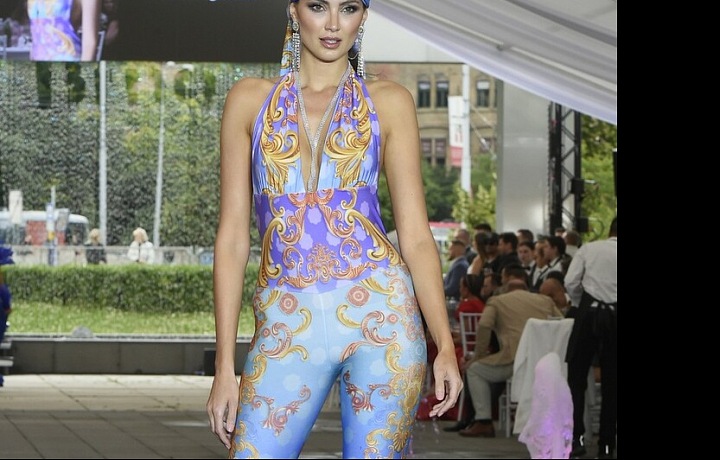 Módní přehlídka Beach Swan