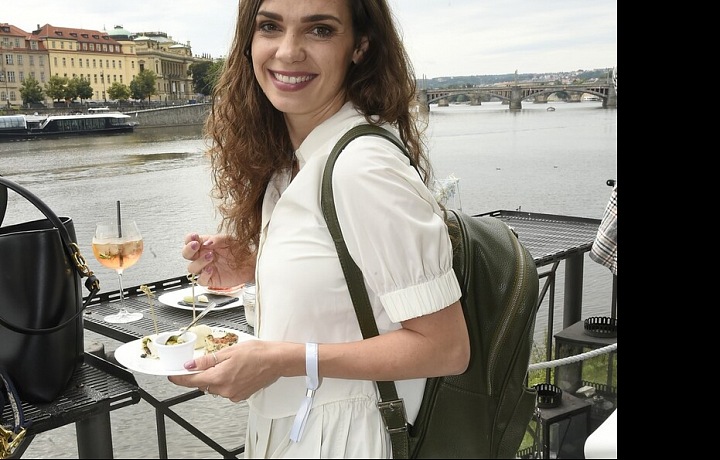 Herečka Denisa Pfauserová se vydala stylem - neurazí, nenadchne.