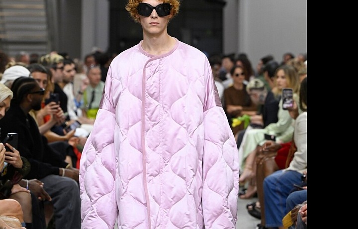 Dlouhé rukávy se objevují na mole v poslední době pravidelně