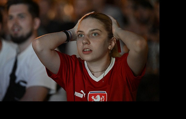 Česká fanynka nechápe hru českých fotbalových reprezentantů.