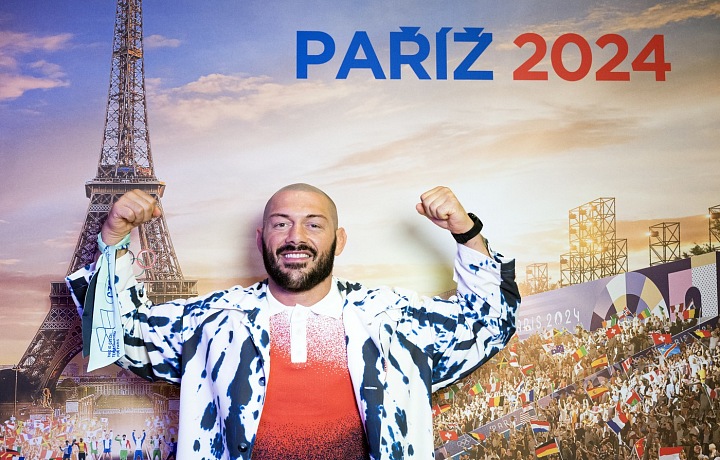 Český zápasník Artur Omarov v kontroverzním oblečení na slavnostní zahájení.