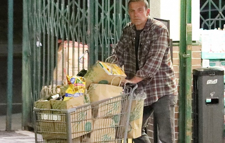 Ben nakupuje věci do nového domu