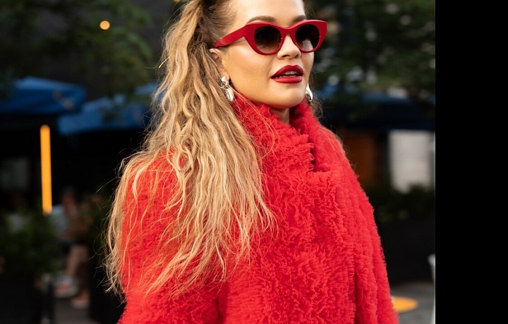 Červené brýle jsou perfektním doplňkem