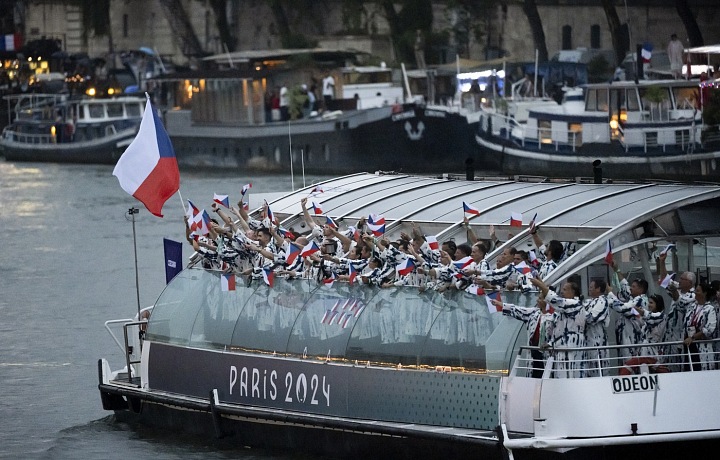 Česká výprava projížděla po Sieně na lodi.