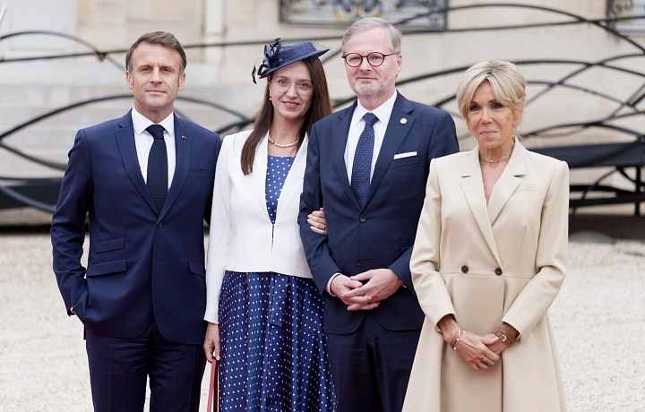 Fialovi a prezident Macron s manželkou