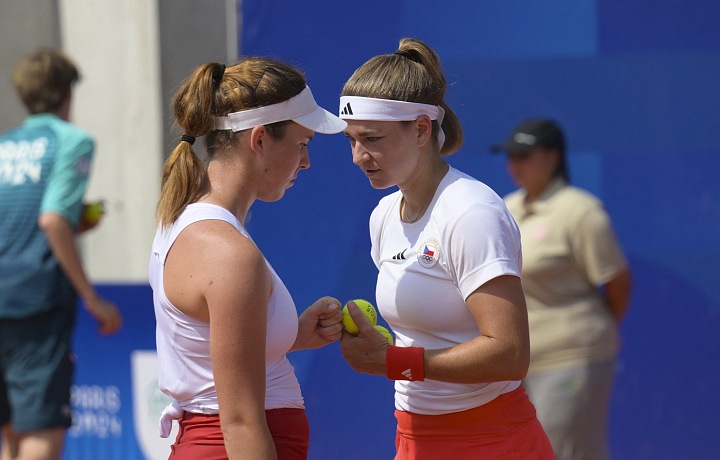 Ženský tenisový pár Linda Nosková-Karolína Muchová mají před sebou semifinále. 