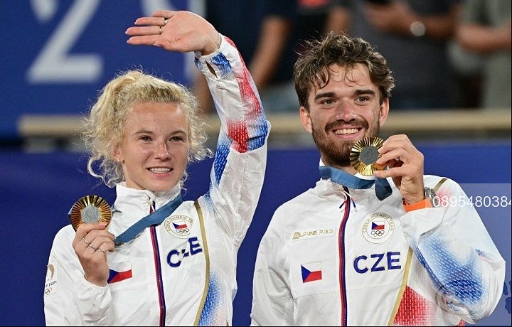 Český tenisový pár Kateřina Siniaková a Tomáš Macháč se zlatými medailemi.