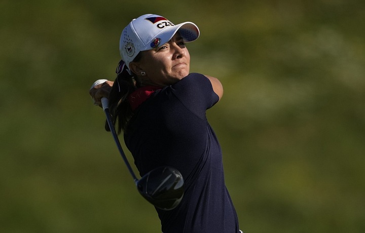 České golfistky Klára Davidson Spilková a Sára Kousková v Paříži propadly a skončily v poli poražených.. 