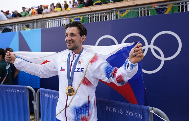 Kajakář Martin Fuksa se zlatou medailí.