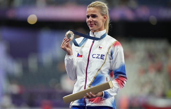 Oštěpařka Nikola Ogrodníková s bronzovou medailí.