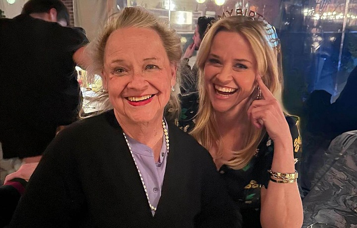 Na rodině si Reese zakládá, na fotce s maminkou