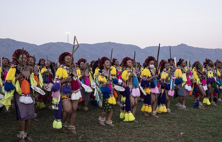 Na festivalu jsou dívky často spoře oděné