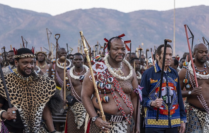 Takto je zase král Mswati III. oblečen v průběhu festivalu