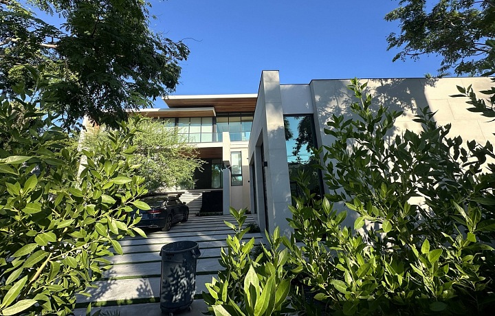 Vzrostlá zeleň lemuje celý pozemek