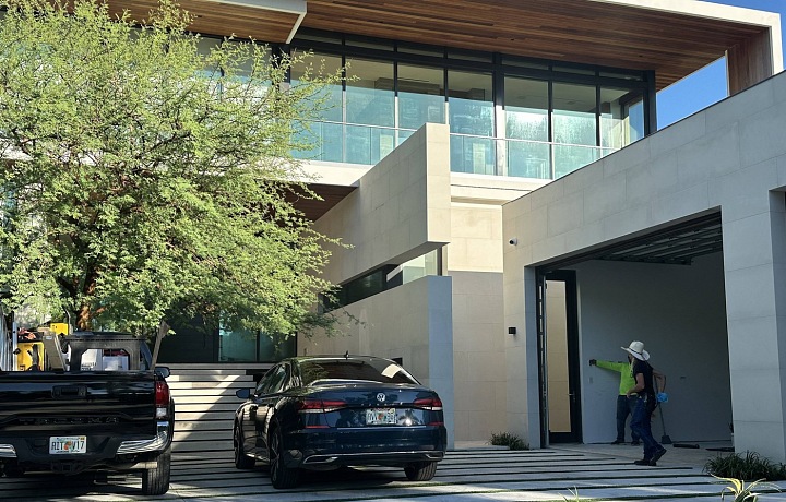 Nechybí prostorný dvůr pro několik automobilů