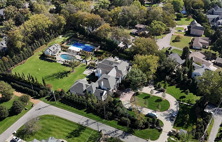 Rozlehlý pozemek nedá zvědavým očím šanci