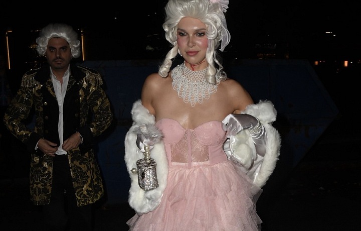 V módě jsou i kostýmy s nádechem historie