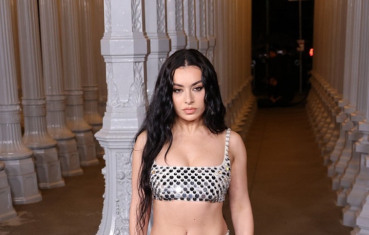 Charlie XCX reprezentovala mladou generaci