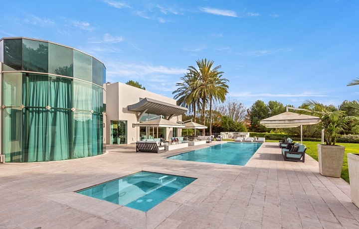 Nechybí ani bazén a vířivka