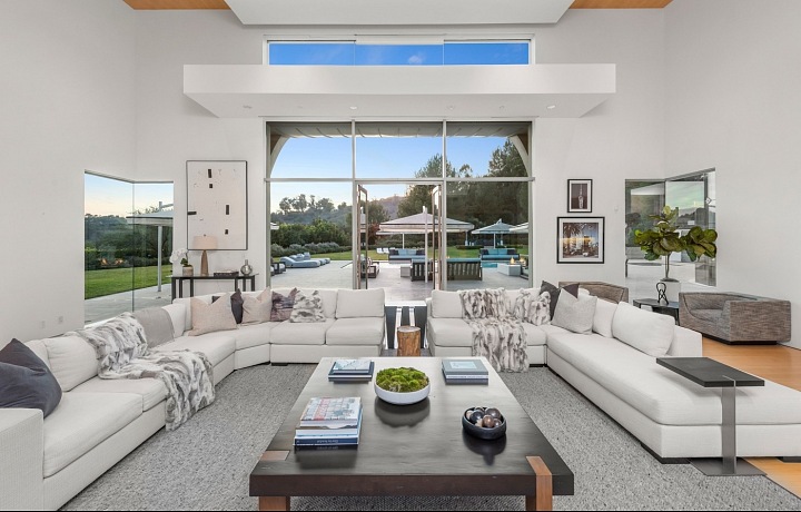 Prostorný obývací pokoj s výhledem do zahrady