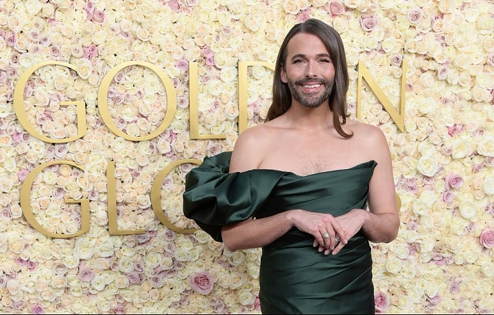 Jonathan Van Ness vsadil taktéž na šaty, jako jeho ženské kolegyně. 