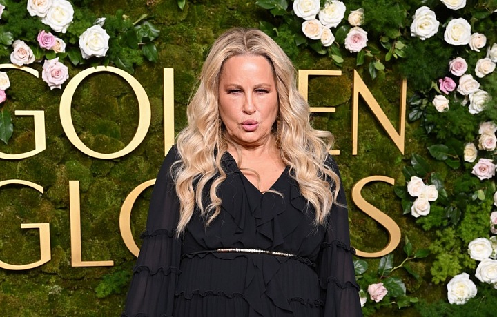 Jennifer Coolidge si odskočila ze zahradní párty.