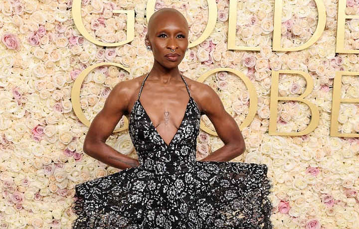 Cynthia Erivo oblékla šaty s dvousukní.