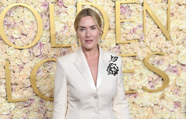 Kate Winslet jako jediná zvolila kostýmek. 