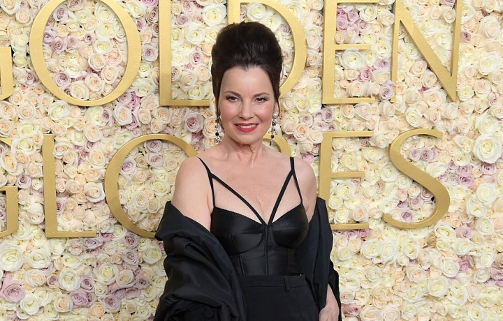 Fran Drescher alias Chůva k pohledání se v tomto outfitu mohla spíše ztratit než vyjít na červený koberec. 