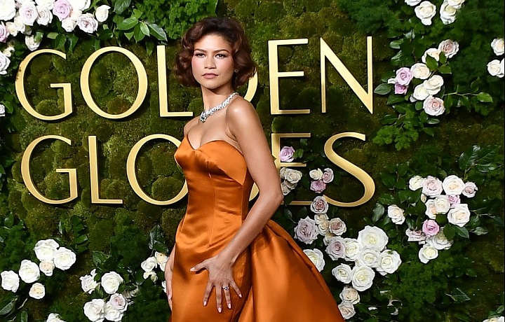 Zendaya byla na červeném za hvězdu v oranžové róbě.