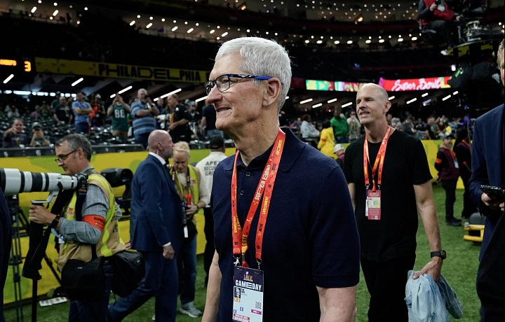 Tim Cook poprvé navštívil Super Bowl, 2025