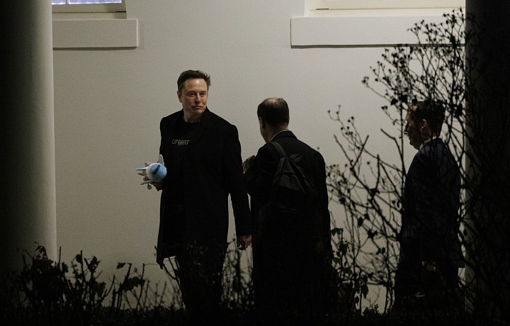 Elon Musk přijíždí do Bílého domu v únoru 2025