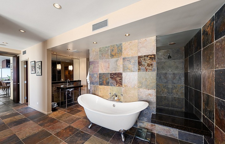 Koupelna v bytě na Century Towers