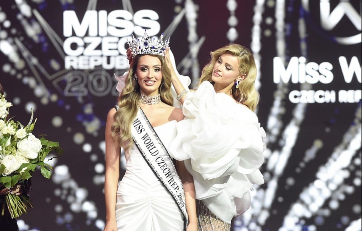 Novou českou Miss Czech Republic 2025 Lindu Góreckou korunovala Miss World Krystyna Pyszková