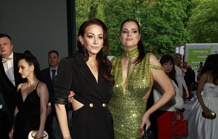 Chodily spolu na společenské akce