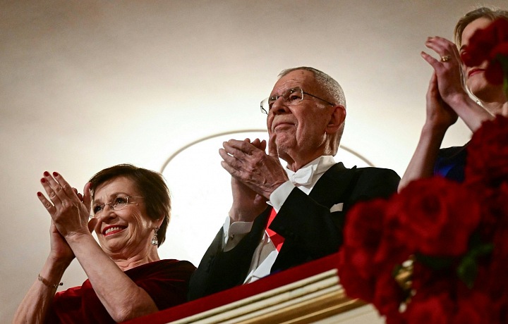 Rakouský prezident Alexander Van der Bellen a jeho manželka Doris Schmidauer se účastní 68. ročníku vídeňského Opernballu