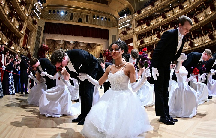 Mladé páry se účastní 68. ročníku vídeňského Opernballu ve Státní opeře