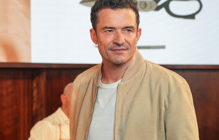 Dorazil i Orlando Bloom, ale oproti ostatním účastníkům se držel při zemi