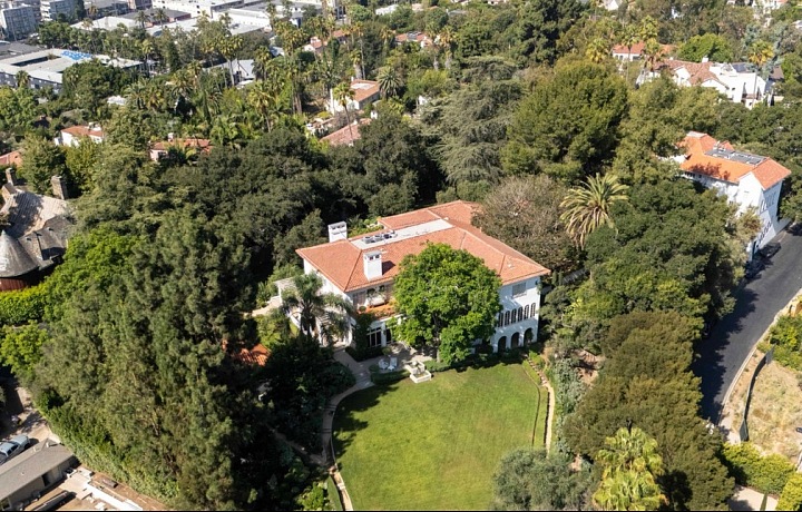 Dům se nachází uprostřed rušného města Los Angeles