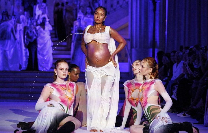 Těhotná zpěvačka Leigh-Anne Pinnock na přehlídce Di Petsa