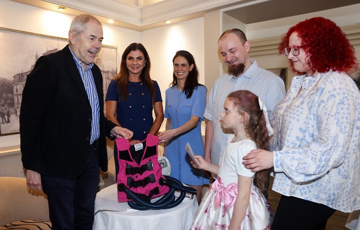Marek Eben předal Aničce společně se zakladatelkou nadačního fondu Naše plíce Elenou Jakubovič dýchací vestu
