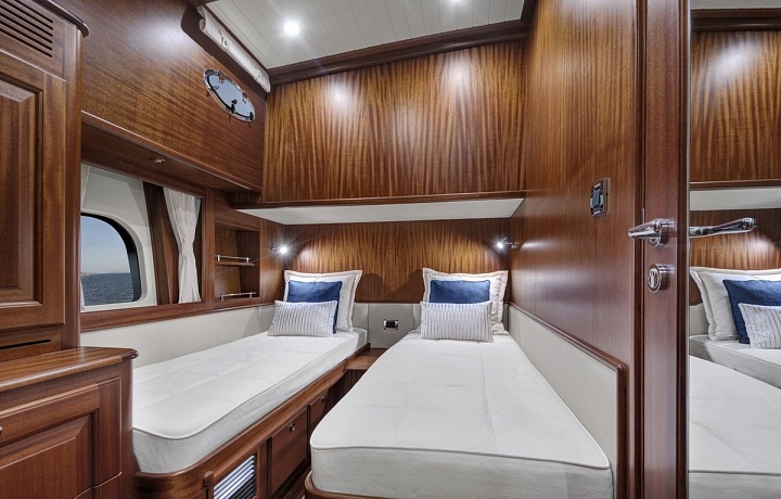 Kajuta s oddělenými postelemi