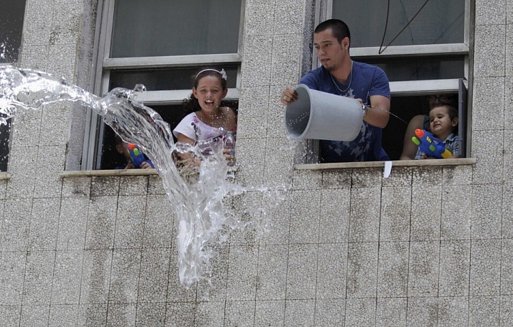 V Portoriku věří, že vypuštění kbelíku s vodou z okna odhání zlé duchy. 