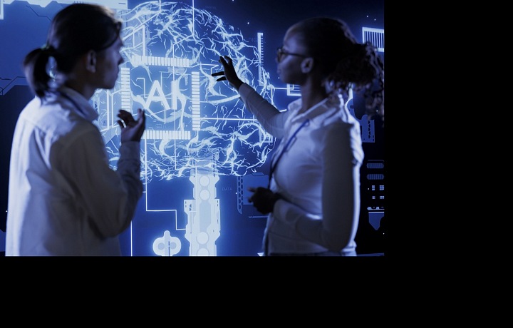 Mezi významné technologické trendy letošního roku řadíme samozřejmě i umělou inteligenci a strojové učení.