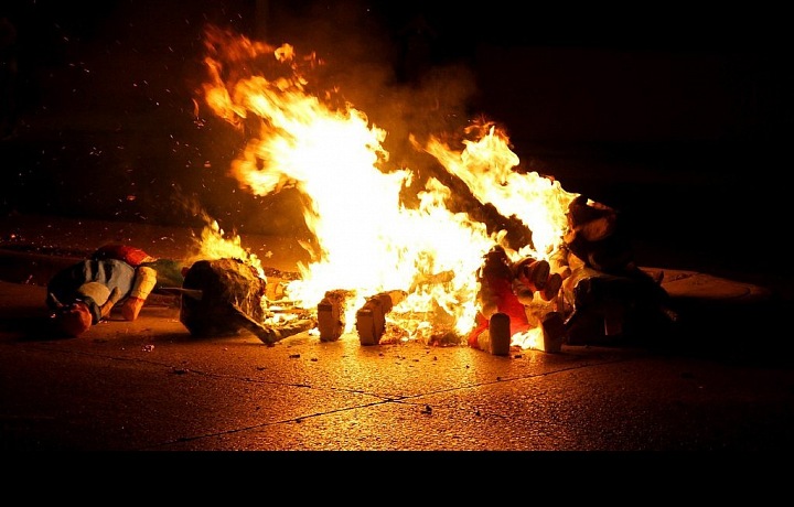 Ekvádorané vytvářejí podobizny tamních politiků i populárních osobností v životní velikosti, a o půlnoci zapalují