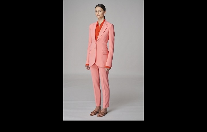 Žena v korálovém kostýmu