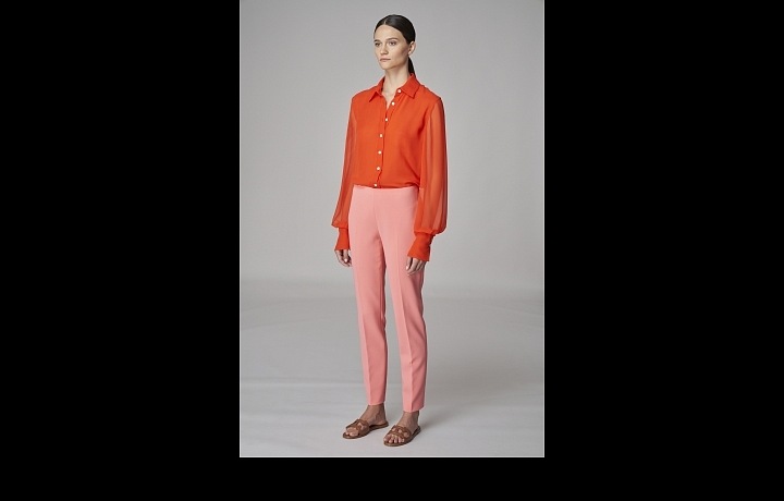 Žena v korálovém kostýmku